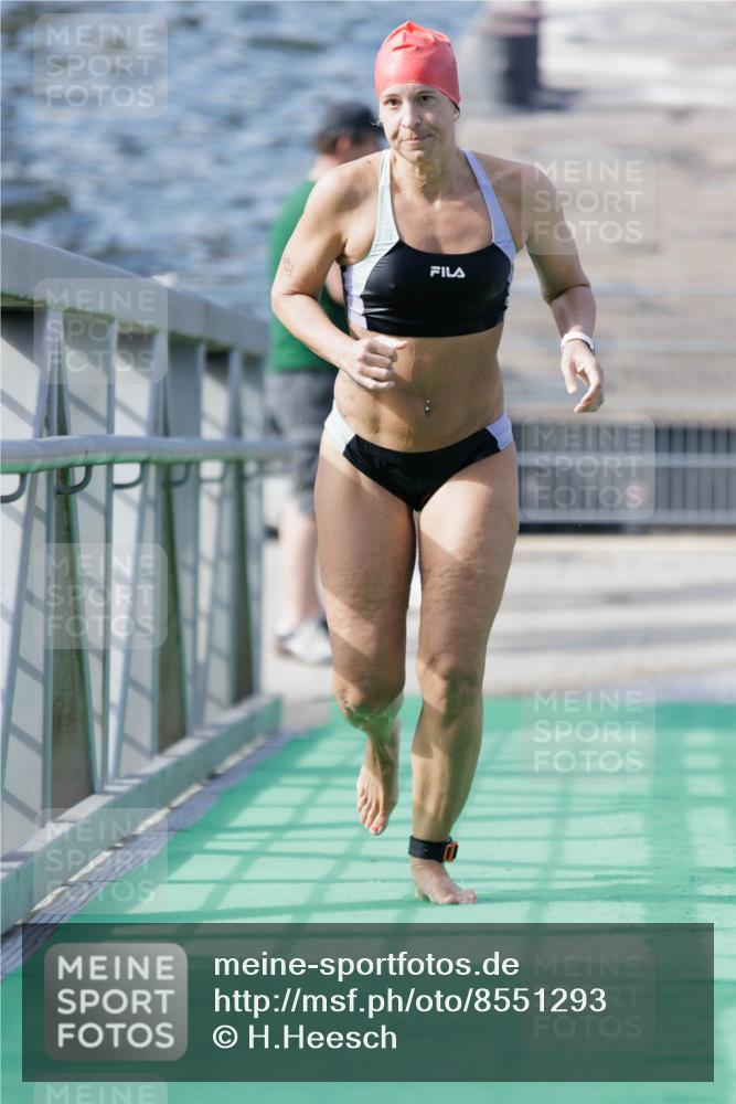 10.08.2025 - GEWOBA Citytriathlon Bremen H.Heesch http://msf.ph/oto/8551293 10.08.2025 10:21:08 Schwimmen 430, 493 meine-sportfotos.de