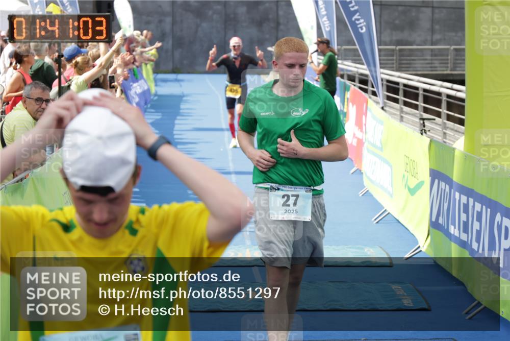 10.08.2025 - GEWOBA Citytriathlon Bremen H.Heesch http://msf.ph/oto/8551297 10.08.2025 11:44:45 Ziel 27, 435, 454 meine-sportfotos.de