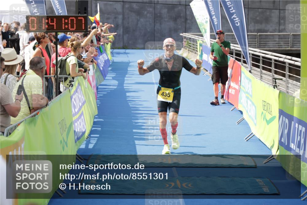 10.08.2025 - GEWOBA Citytriathlon Bremen H.Heesch http://msf.ph/oto/8551301 10.08.2025 11:44:49 Ziel 27, 435 meine-sportfotos.de