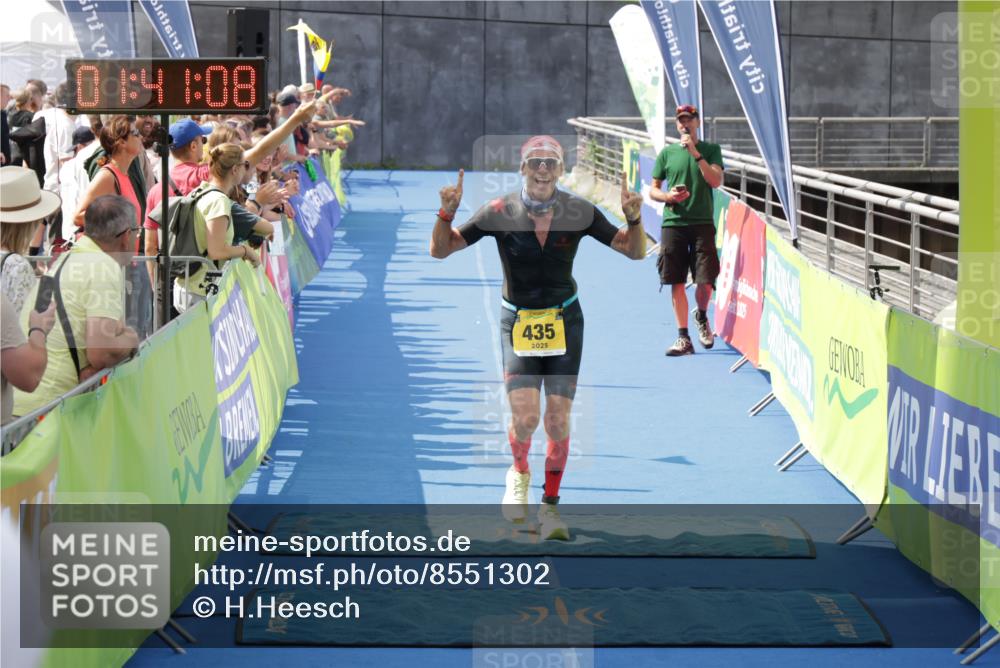 10.08.2025 - GEWOBA Citytriathlon Bremen H.Heesch http://msf.ph/oto/8551302 10.08.2025 11:44:50 Ziel 27, 435 meine-sportfotos.de