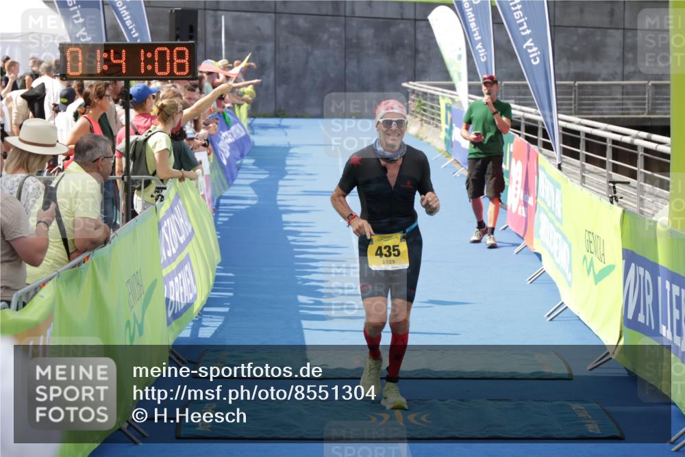 10.08.2025 - GEWOBA Citytriathlon Bremen H.Heesch http://msf.ph/oto/8551304 10.08.2025 11:44:50 Ziel 27, 435 meine-sportfotos.de