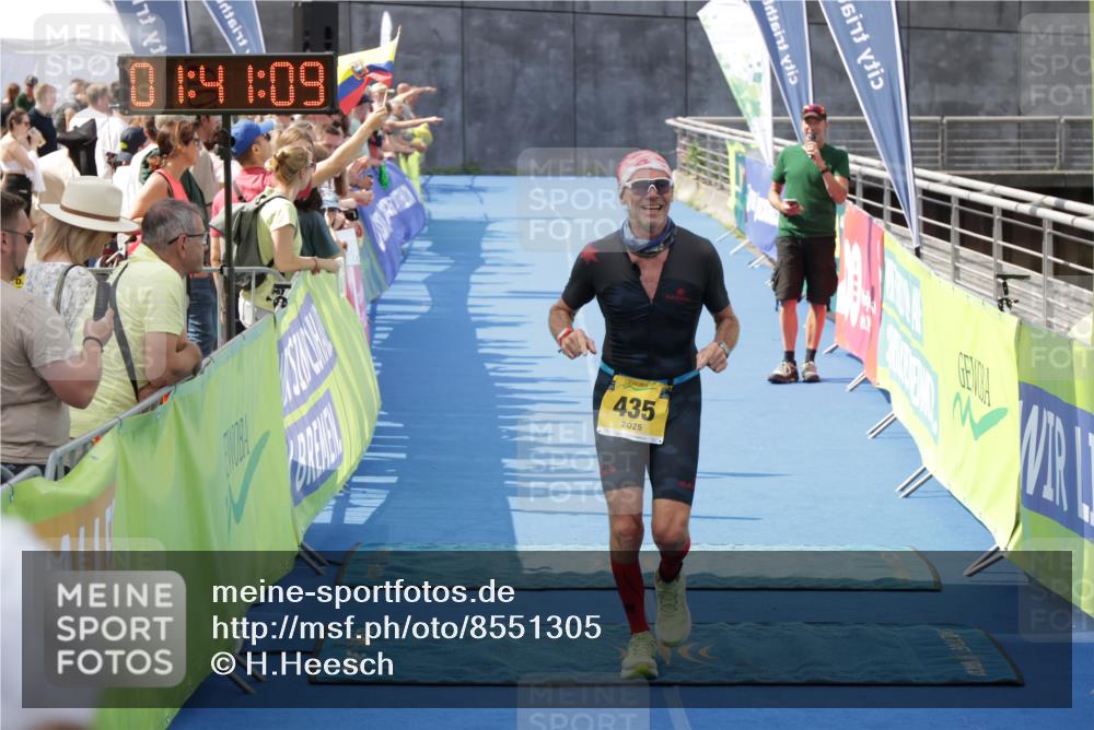 10.08.2025 - GEWOBA Citytriathlon Bremen H.Heesch http://msf.ph/oto/8551305 10.08.2025 11:44:51 Ziel 27, 435 meine-sportfotos.de