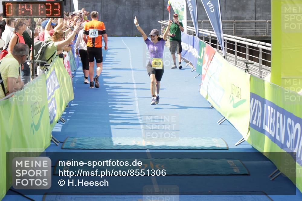 10.08.2025 - GEWOBA Citytriathlon Bremen H.Heesch http://msf.ph/oto/8551306 10.08.2025 11:45:15 Ziel 450 meine-sportfotos.de