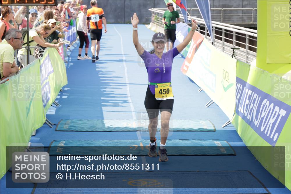 10.08.2025 - GEWOBA Citytriathlon Bremen H.Heesch http://msf.ph/oto/8551311 10.08.2025 11:45:17 Ziel 450 meine-sportfotos.de