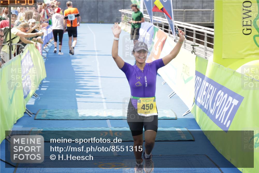 10.08.2025 - GEWOBA Citytriathlon Bremen H.Heesch http://msf.ph/oto/8551315 10.08.2025 11:45:18 Ziel 450 meine-sportfotos.de