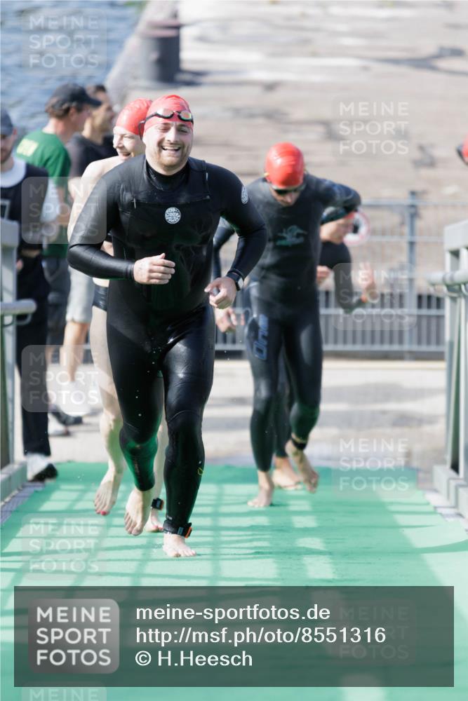 10.08.2025 - GEWOBA Citytriathlon Bremen H.Heesch http://msf.ph/oto/8551316 10.08.2025 10:21:20 Schwimmen 382, 428, 498, 500 meine-sportfotos.de