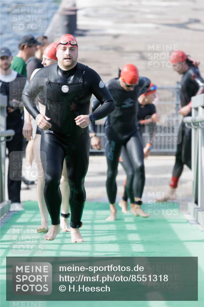 10.08.2025 - GEWOBA Citytriathlon Bremen H.Heesch http://msf.ph/oto/8551318 10.08.2025 10:21:20 Schwimmen 382, 428, 498, 500 meine-sportfotos.de