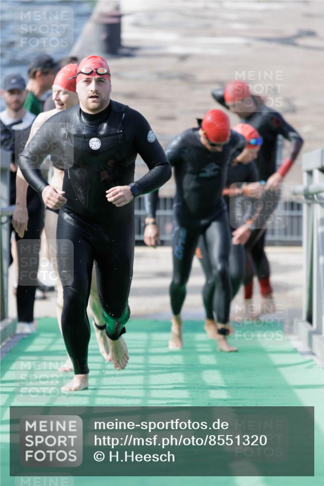 10.08.2025 - GEWOBA Citytriathlon Bremen H.Heesch http://msf.ph/oto/8551320 10.08.2025 10:21:20 Schwimmen 382, 428, 498, 500 meine-sportfotos.de