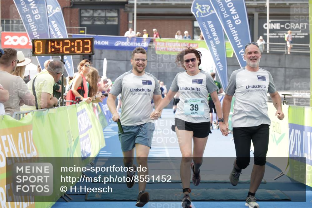 10.08.2025 - GEWOBA Citytriathlon Bremen H.Heesch http://msf.ph/oto/8551452 10.08.2025 11:45:45 Ziel 39, 221, 227 meine-sportfotos.de