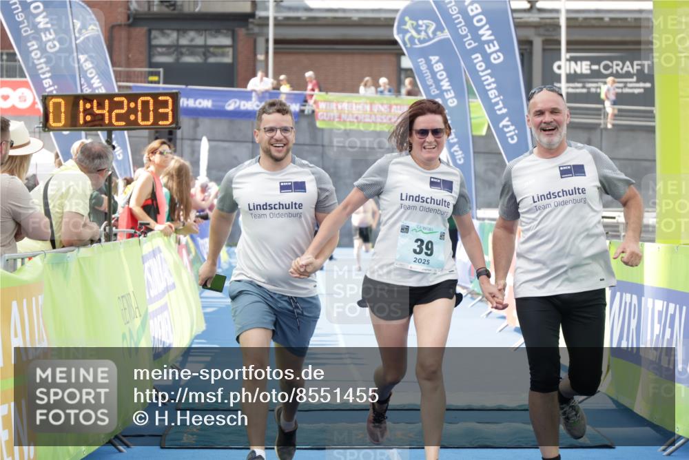10.08.2025 - GEWOBA Citytriathlon Bremen H.Heesch http://msf.ph/oto/8551455 10.08.2025 11:45:45 Ziel 39, 221, 227 meine-sportfotos.de