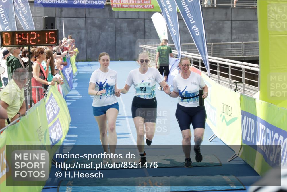 10.08.2025 - GEWOBA Citytriathlon Bremen H.Heesch http://msf.ph/oto/8551476 10.08.2025 11:45:56 Ziel 23 meine-sportfotos.de