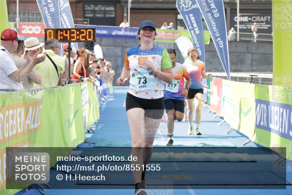 10.08.2025 - GEWOBA Citytriathlon Bremen H.Heesch http://msf.ph/oto/8551555 10.08.2025 11:47:02 Ziel 73, 113, 217 meine-sportfotos.de