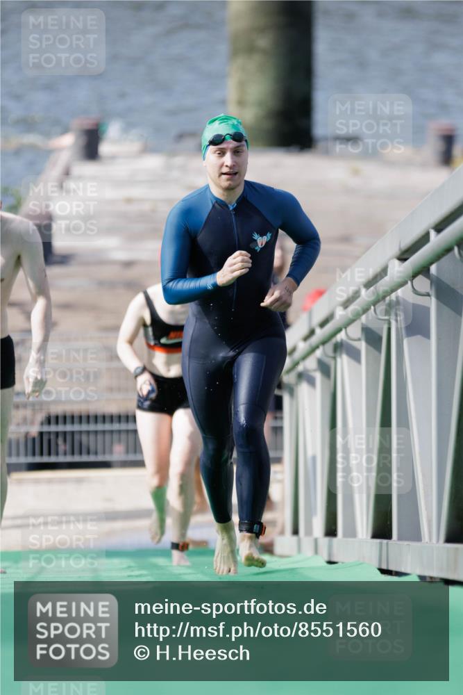 10.08.2025 - GEWOBA Citytriathlon Bremen H.Heesch http://msf.ph/oto/8551560 10.08.2025 10:23:57 Schwimmen 21, 49, 458 meine-sportfotos.de