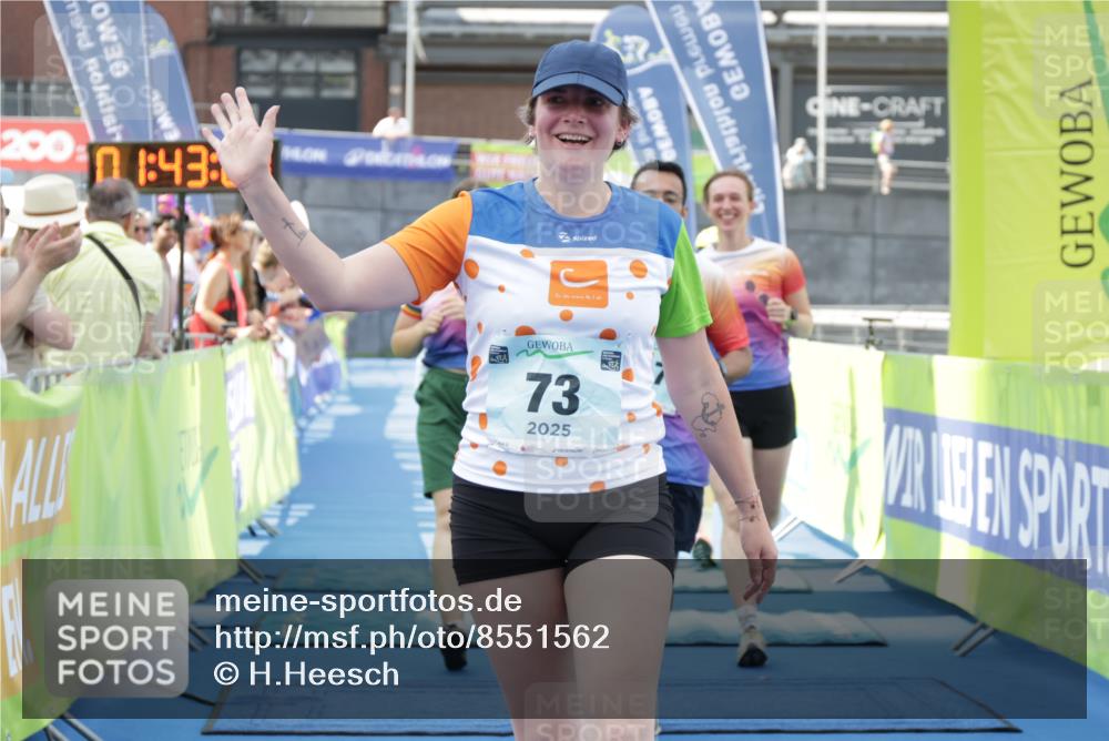 10.08.2025 - GEWOBA Citytriathlon Bremen H.Heesch http://msf.ph/oto/8551562 10.08.2025 11:47:03 Ziel 73, 113, 217 meine-sportfotos.de