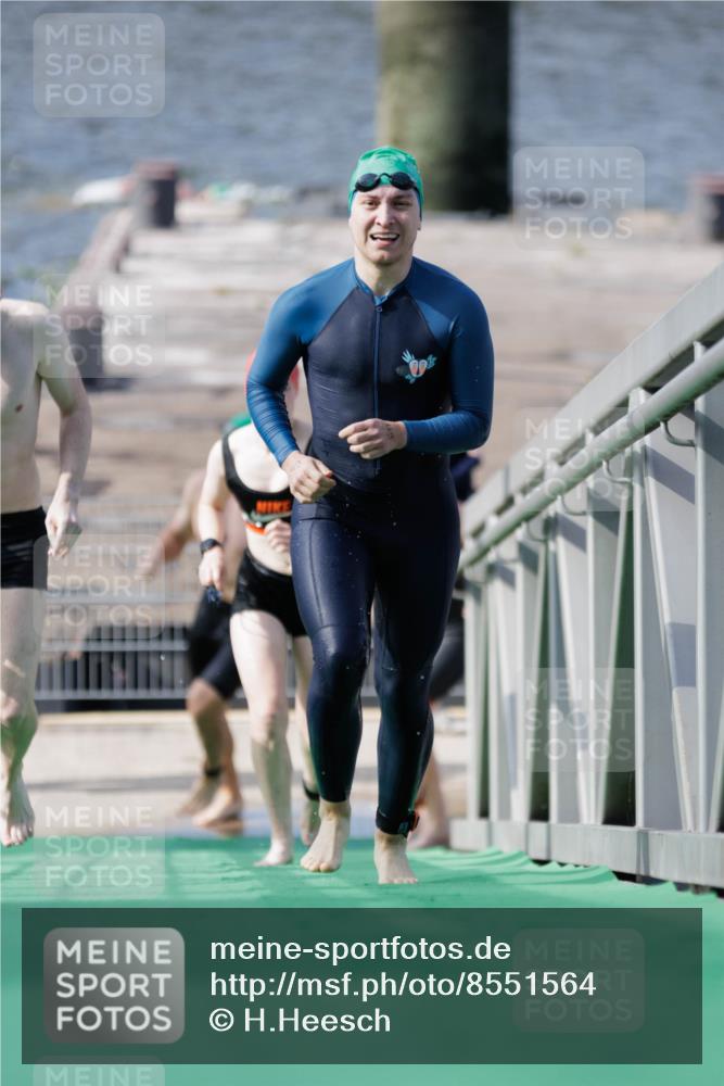 10.08.2025 - GEWOBA Citytriathlon Bremen H.Heesch http://msf.ph/oto/8551564 10.08.2025 10:23:57 Schwimmen 21, 49, 458 meine-sportfotos.de