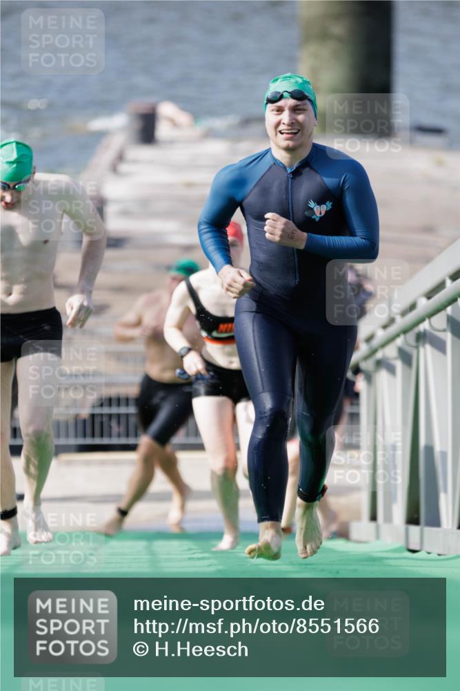 10.08.2025 - GEWOBA Citytriathlon Bremen H.Heesch http://msf.ph/oto/8551566 10.08.2025 10:23:57 Schwimmen 21, 49, 458 meine-sportfotos.de