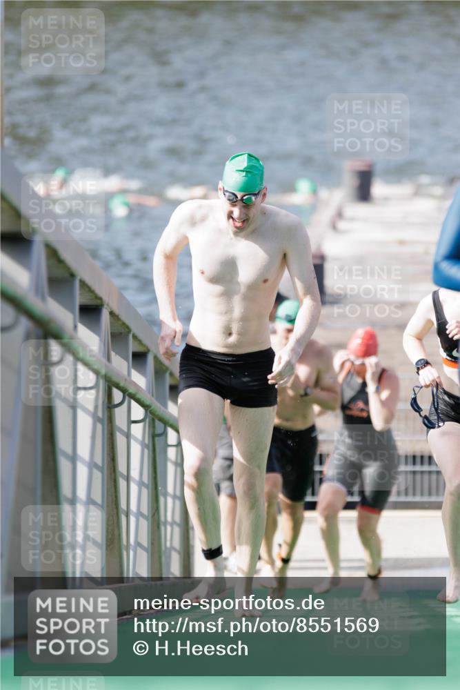 10.08.2025 - GEWOBA Citytriathlon Bremen H.Heesch http://msf.ph/oto/8551569 10.08.2025 10:23:58 Schwimmen 21, 49, 458 meine-sportfotos.de
