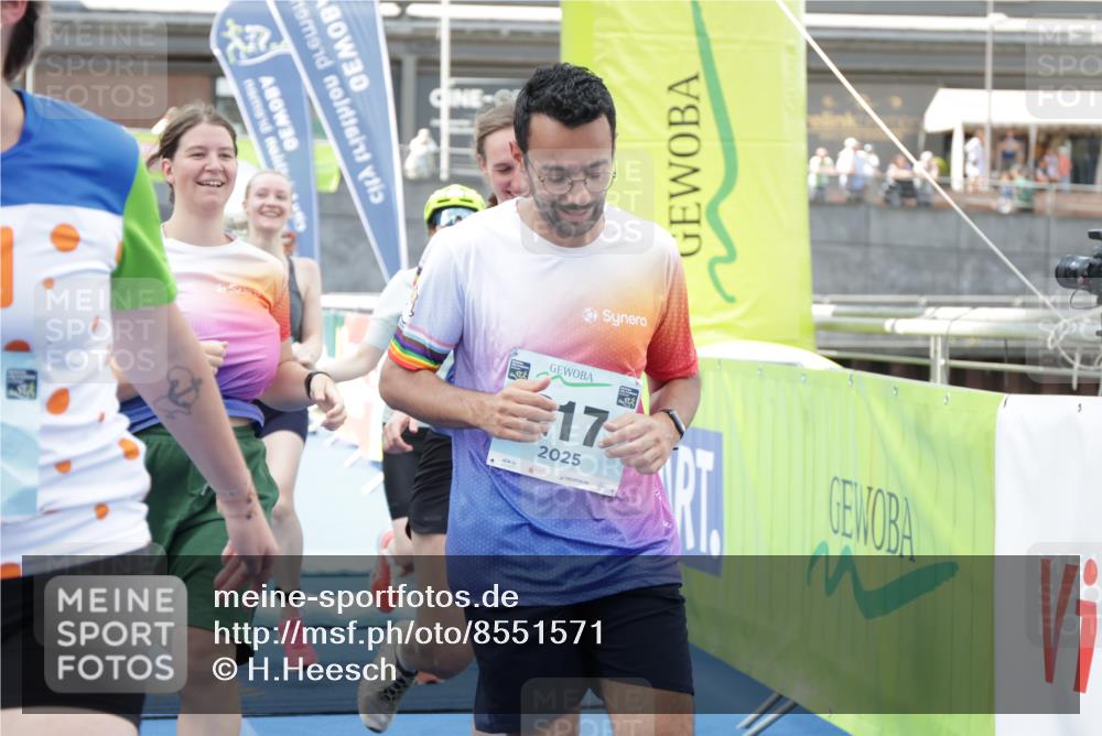 10.08.2025 - GEWOBA Citytriathlon Bremen H.Heesch http://msf.ph/oto/8551571 10.08.2025 11:47:04 Ziel 73, 113, 217 meine-sportfotos.de