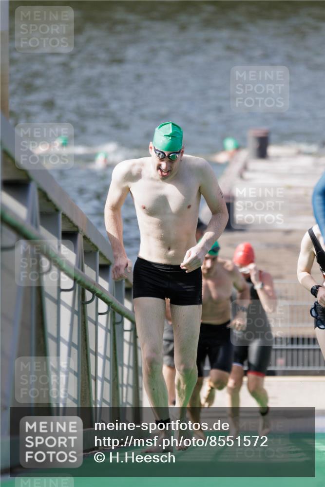 10.08.2025 - GEWOBA Citytriathlon Bremen H.Heesch http://msf.ph/oto/8551572 10.08.2025 10:23:59 Schwimmen 21, 49, 239, 458, 501 meine-sportfotos.de