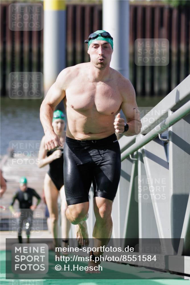 10.08.2025 - GEWOBA Citytriathlon Bremen H.Heesch http://msf.ph/oto/8551584 10.08.2025 10:24:06 Schwimmen 21, 49, 239, 245, 458, 485, 501 meine-sportfotos.de