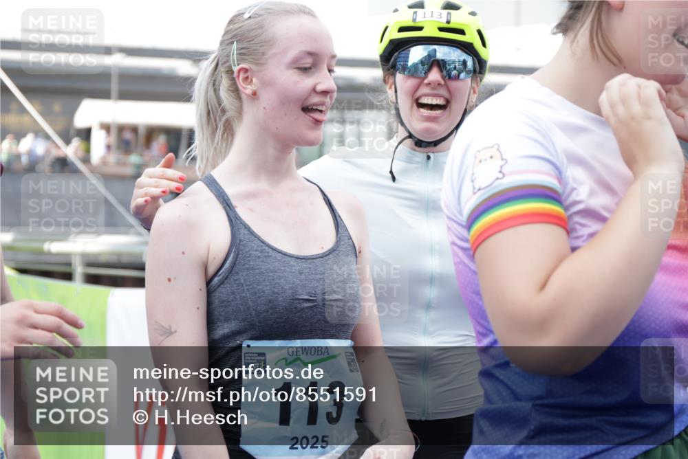 10.08.2025 - GEWOBA Citytriathlon Bremen H.Heesch http://msf.ph/oto/8551591 10.08.2025 11:47:07 Ziel 73, 113, 217 meine-sportfotos.de
