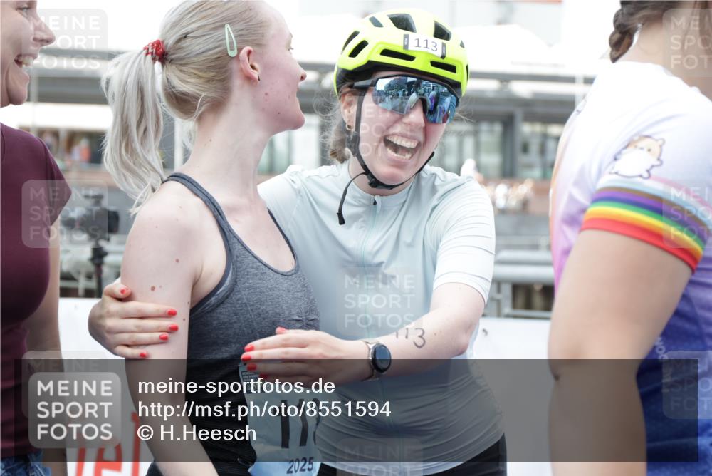 10.08.2025 - GEWOBA Citytriathlon Bremen H.Heesch http://msf.ph/oto/8551594 10.08.2025 11:47:08 Ziel 73, 113, 217 meine-sportfotos.de