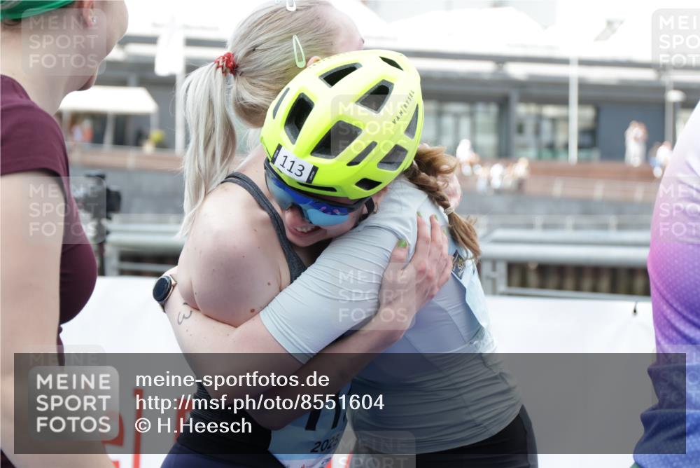 10.08.2025 - GEWOBA Citytriathlon Bremen H.Heesch http://msf.ph/oto/8551604 10.08.2025 11:47:09 Ziel 113, 217 meine-sportfotos.de