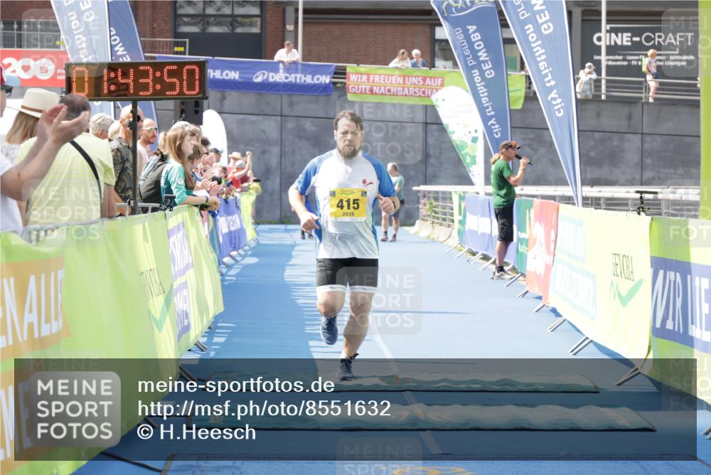 10.08.2025 - GEWOBA Citytriathlon Bremen H.Heesch http://msf.ph/oto/8551632 10.08.2025 11:47:32 Ziel 415 meine-sportfotos.de