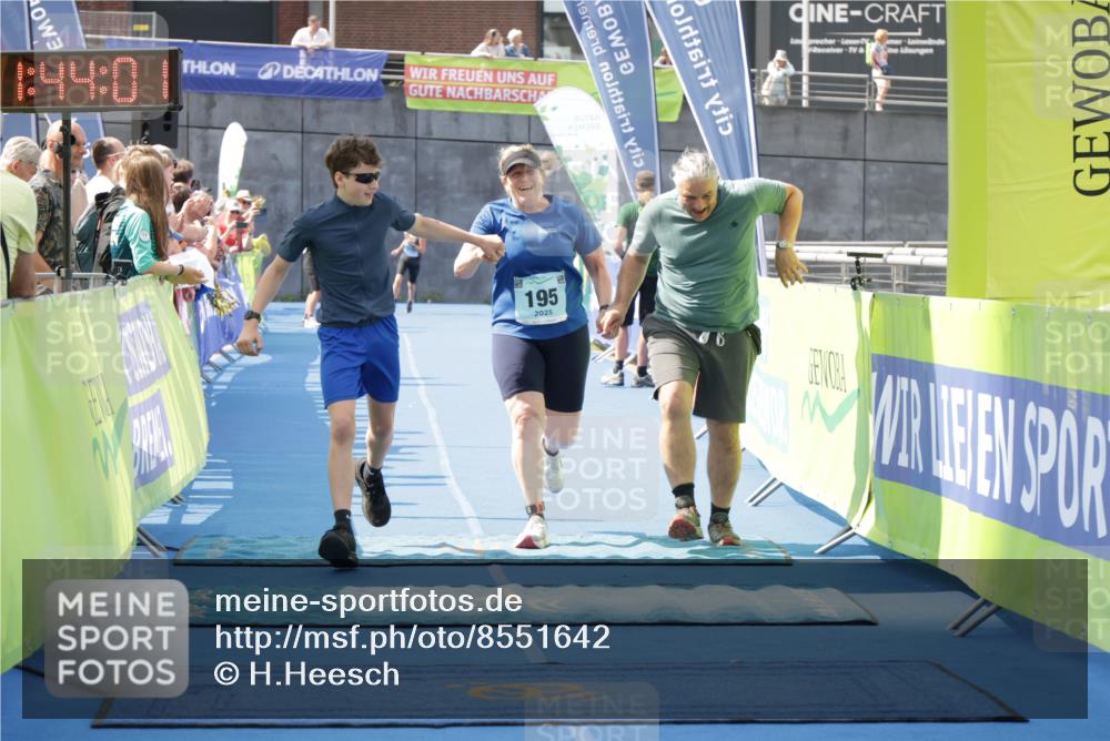 10.08.2025 - GEWOBA Citytriathlon Bremen H.Heesch http://msf.ph/oto/8551642 10.08.2025 11:47:43 Ziel 195 meine-sportfotos.de