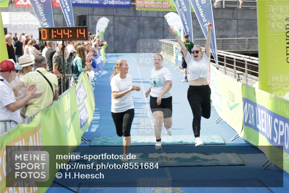 10.08.2025 - GEWOBA Citytriathlon Bremen H.Heesch http://msf.ph/oto/8551684 10.08.2025 11:47:56 Ziel 9, 179 meine-sportfotos.de