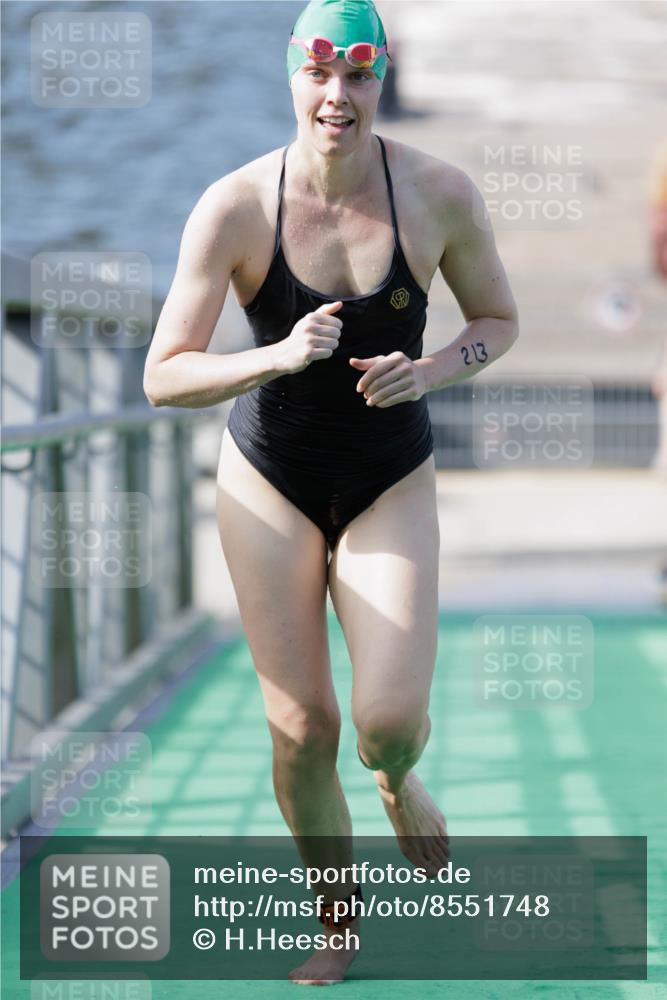 10.08.2025 - GEWOBA Citytriathlon Bremen H.Heesch http://msf.ph/oto/8551748 10.08.2025 10:25:19 Schwimmen 117, 213 meine-sportfotos.de