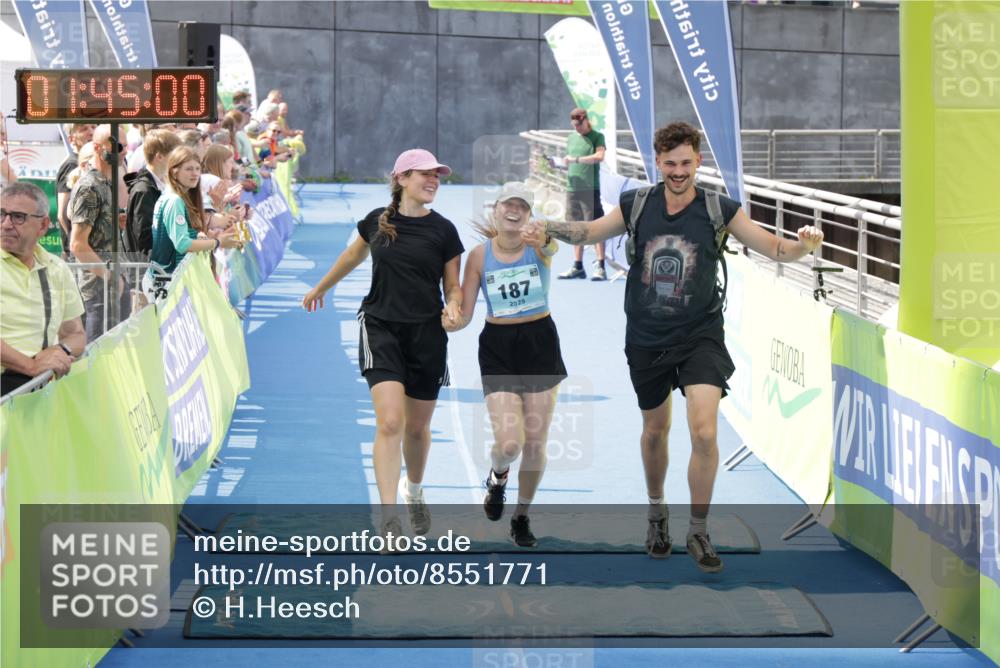 10.08.2025 - GEWOBA Citytriathlon Bremen H.Heesch http://msf.ph/oto/8551771 10.08.2025 11:48:42 Ziel 187, 484 meine-sportfotos.de