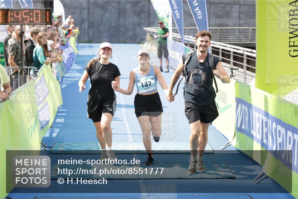10.08.2025 - GEWOBA Citytriathlon Bremen H.Heesch http://msf.ph/oto/8551777 10.08.2025 11:48:42 Ziel 187, 484 meine-sportfotos.de