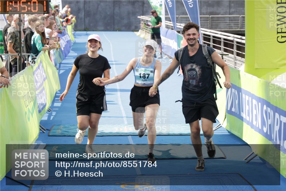 10.08.2025 - GEWOBA Citytriathlon Bremen H.Heesch http://msf.ph/oto/8551784 10.08.2025 11:48:43 Ziel 187 meine-sportfotos.de
