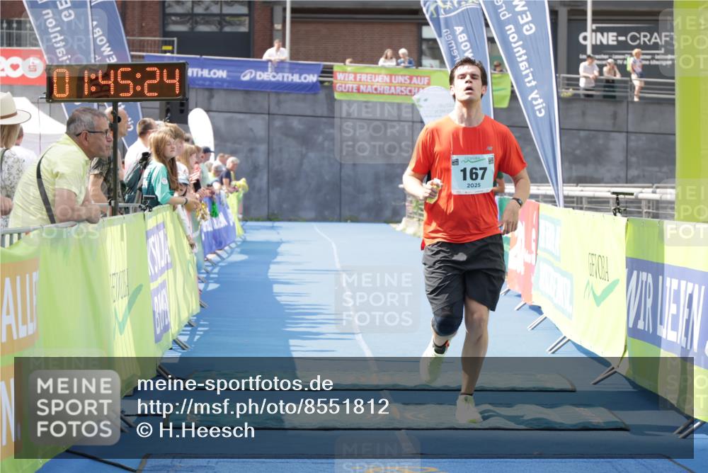 10.08.2025 - GEWOBA Citytriathlon Bremen H.Heesch http://msf.ph/oto/8551812 10.08.2025 11:49:06 Ziel 167 meine-sportfotos.de