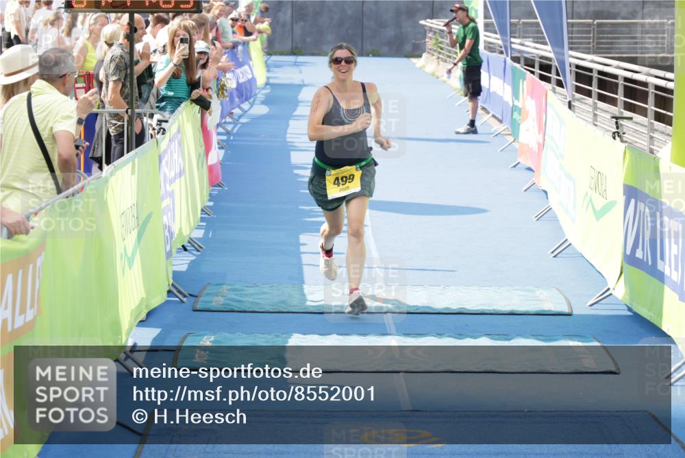 10.08.2025 - GEWOBA Citytriathlon Bremen H.Heesch http://msf.ph/oto/8552001 10.08.2025 11:50:45 Ziel 499 meine-sportfotos.de