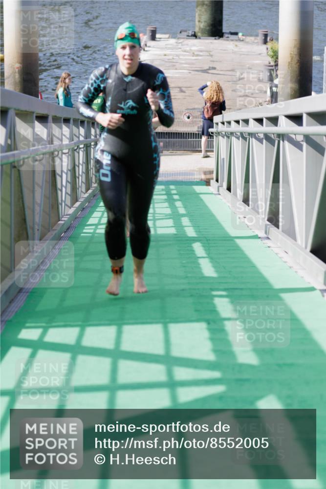 10.08.2025 - GEWOBA Citytriathlon Bremen H.Heesch http://msf.ph/oto/8552005 10.08.2025 10:26:49 Schwimmen 33, 75, 101, 227, 453 meine-sportfotos.de