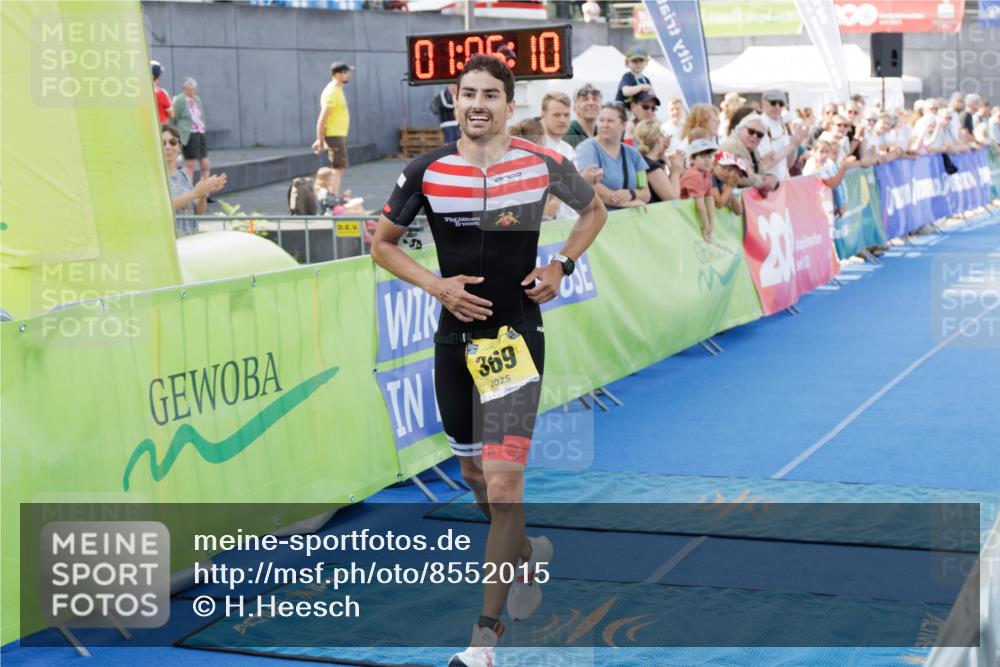 10.08.2025 - GEWOBA Citytriathlon Bremen H.Heesch http://msf.ph/oto/8552015 10.08.2025 11:09:52 Ziel 369 meine-sportfotos.de