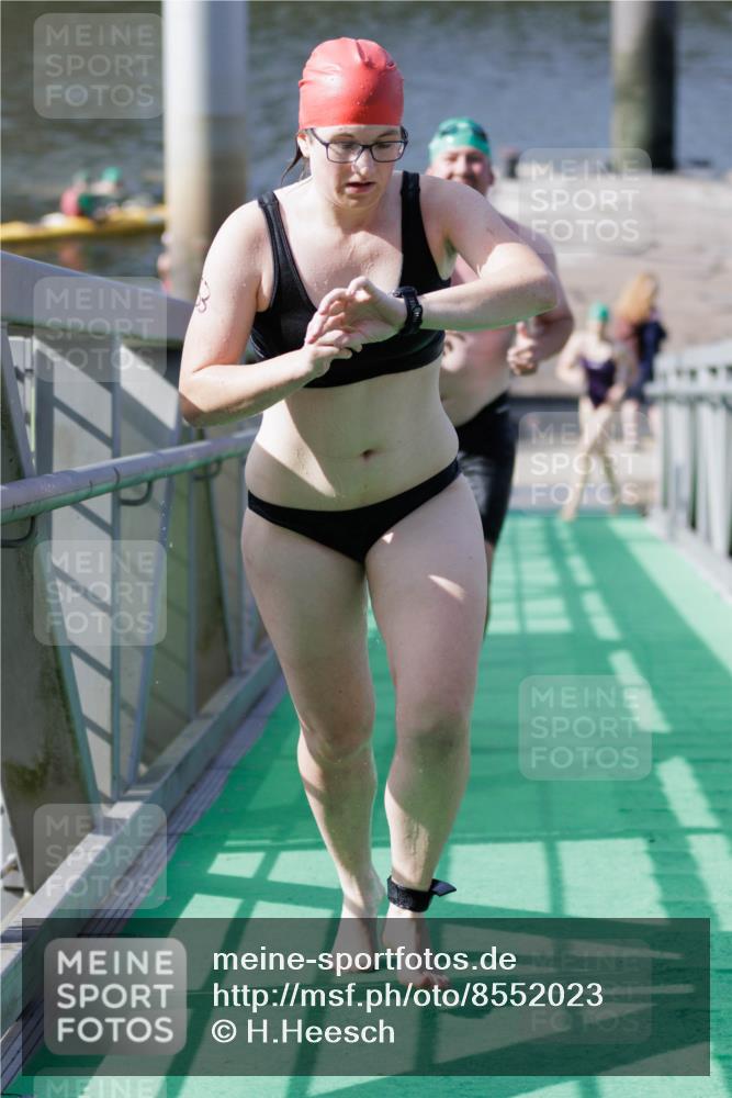 10.08.2025 - GEWOBA Citytriathlon Bremen H.Heesch http://msf.ph/oto/8552023 10.08.2025 10:26:52 Schwimmen 33, 75, 101, 193, 453 meine-sportfotos.de