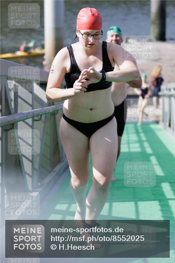 10.08.2025 - GEWOBA Citytriathlon Bremen H.Heesch http://msf.ph/oto/8552025 10.08.2025 10:26:53 Schwimmen 33, 75, 101, 193, 453 meine-sportfotos.de