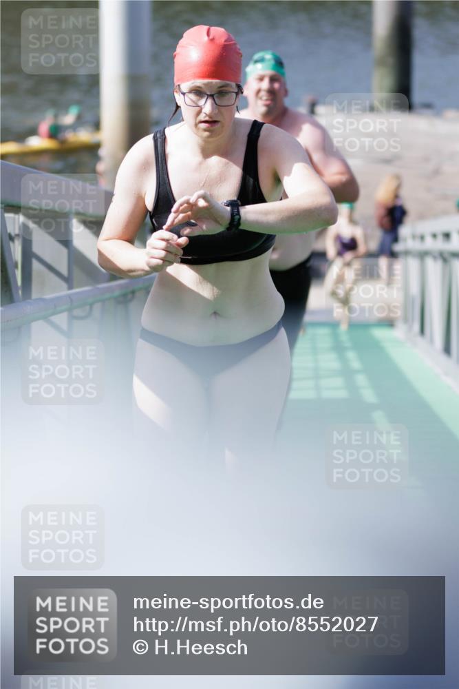 10.08.2025 - GEWOBA Citytriathlon Bremen H.Heesch http://msf.ph/oto/8552027 10.08.2025 10:26:53 Schwimmen 33, 75, 101, 193, 453 meine-sportfotos.de