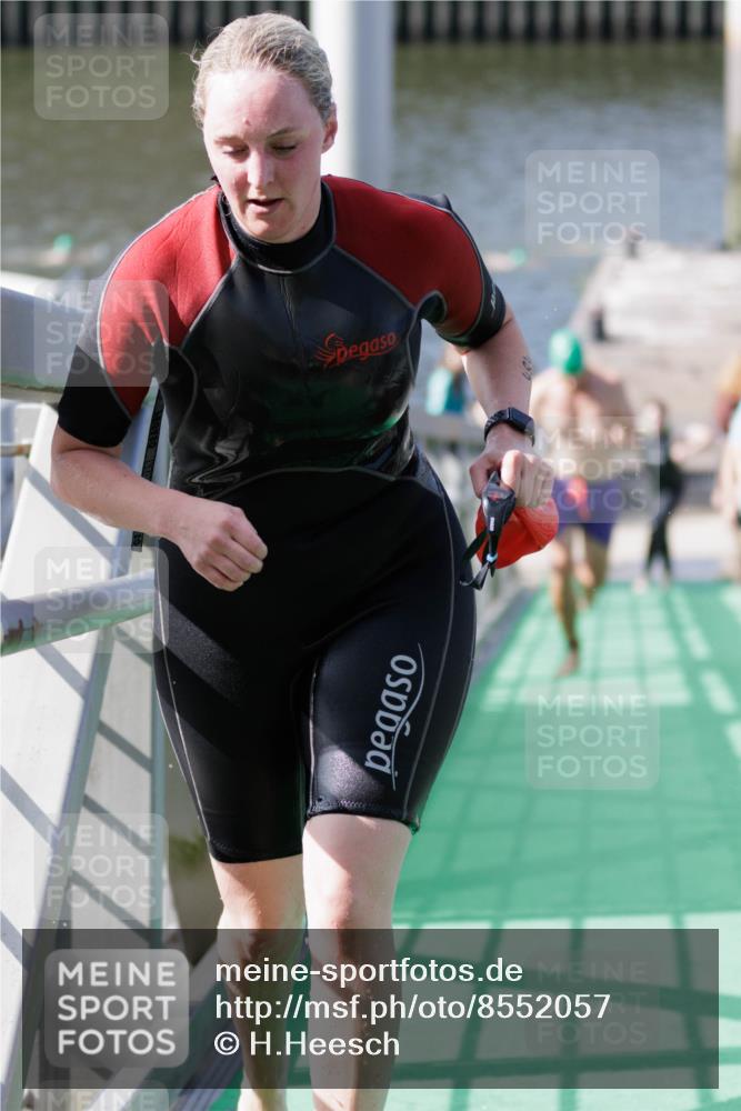 10.08.2025 - GEWOBA Citytriathlon Bremen H.Heesch http://msf.ph/oto/8552057 10.08.2025 10:27:13 Schwimmen 69, 93, 201, 465, 484 meine-sportfotos.de