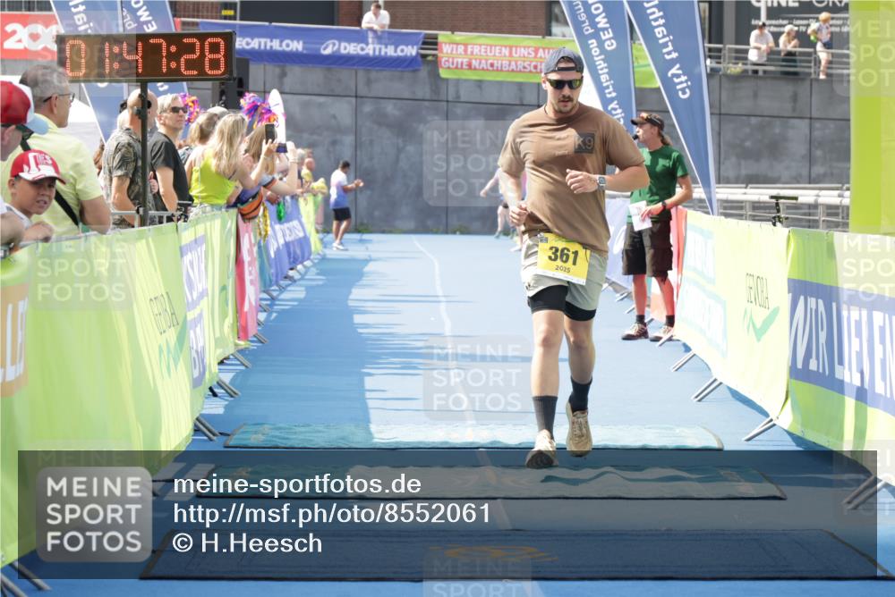 10.08.2025 - GEWOBA Citytriathlon Bremen H.Heesch http://msf.ph/oto/8552061 10.08.2025 11:51:09 Ziel 361, 481 meine-sportfotos.de