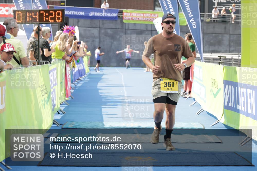 10.08.2025 - GEWOBA Citytriathlon Bremen H.Heesch http://msf.ph/oto/8552070 10.08.2025 11:51:10 Ziel 361, 481 meine-sportfotos.de
