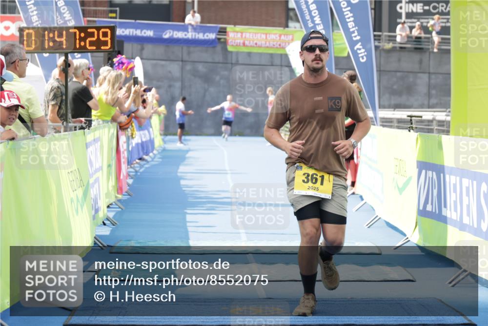 10.08.2025 - GEWOBA Citytriathlon Bremen H.Heesch http://msf.ph/oto/8552075 10.08.2025 11:51:10 Ziel 361, 481 meine-sportfotos.de