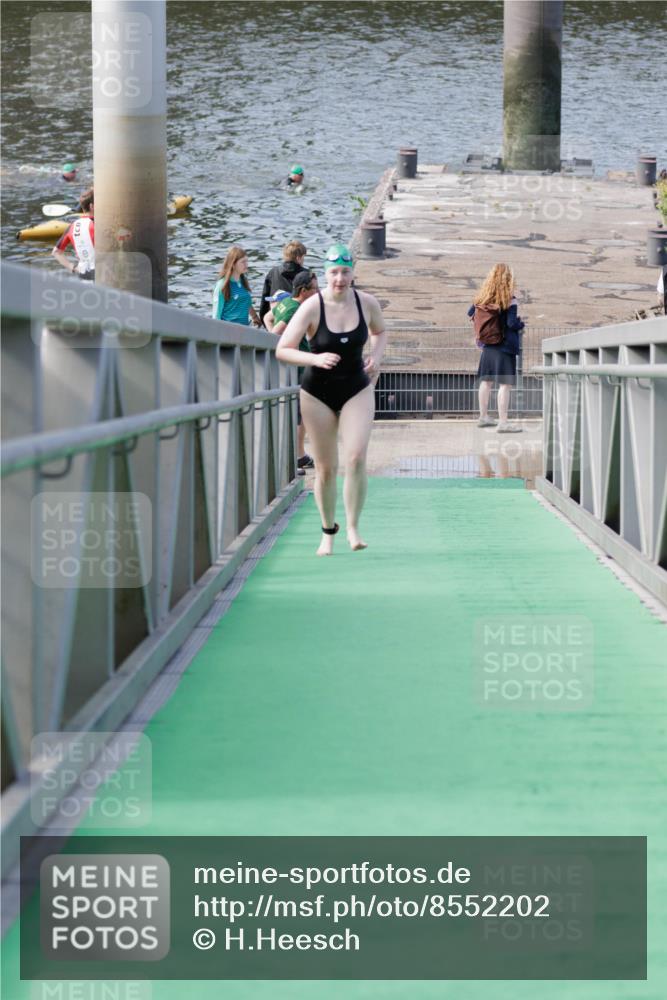 10.08.2025 - GEWOBA Citytriathlon Bremen H.Heesch http://msf.ph/oto/8552202 10.08.2025 10:27:38 Schwimmen 23, 31, 135, 209 meine-sportfotos.de