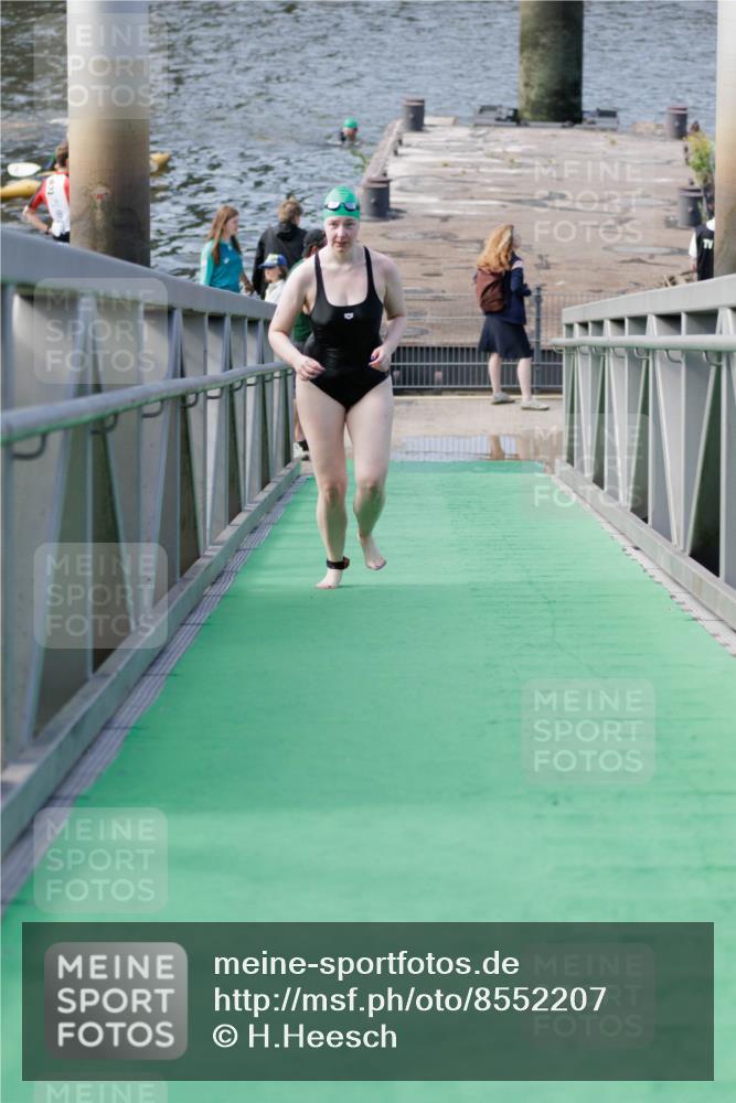 10.08.2025 - GEWOBA Citytriathlon Bremen H.Heesch http://msf.ph/oto/8552207 10.08.2025 10:27:39 Schwimmen 23, 135, 209 meine-sportfotos.de