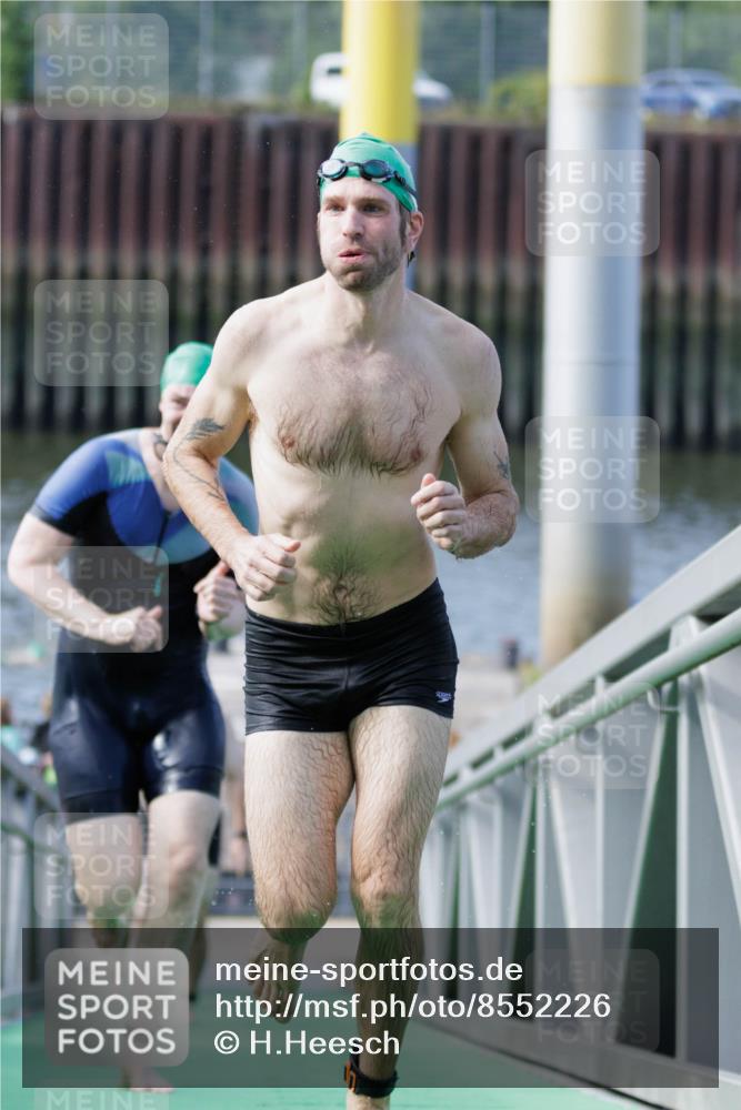 10.08.2025 - GEWOBA Citytriathlon Bremen H.Heesch http://msf.ph/oto/8552226 10.08.2025 10:27:49 Schwimmen 19, 95, 121, 415 meine-sportfotos.de