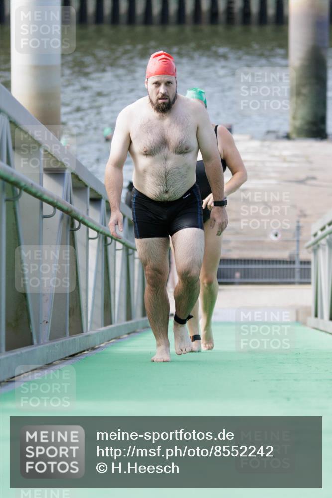 10.08.2025 - GEWOBA Citytriathlon Bremen H.Heesch http://msf.ph/oto/8552242 10.08.2025 10:27:54 Schwimmen 19, 95, 121, 415 meine-sportfotos.de