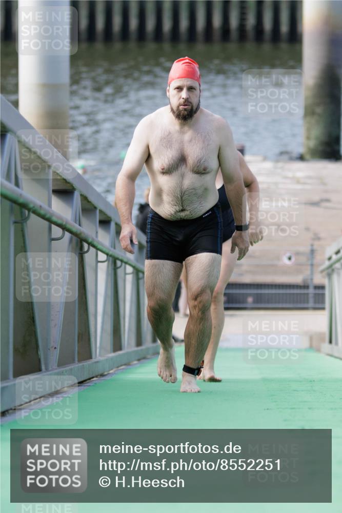10.08.2025 - GEWOBA Citytriathlon Bremen H.Heesch http://msf.ph/oto/8552251 10.08.2025 10:27:54 Schwimmen 19, 95, 121, 415 meine-sportfotos.de